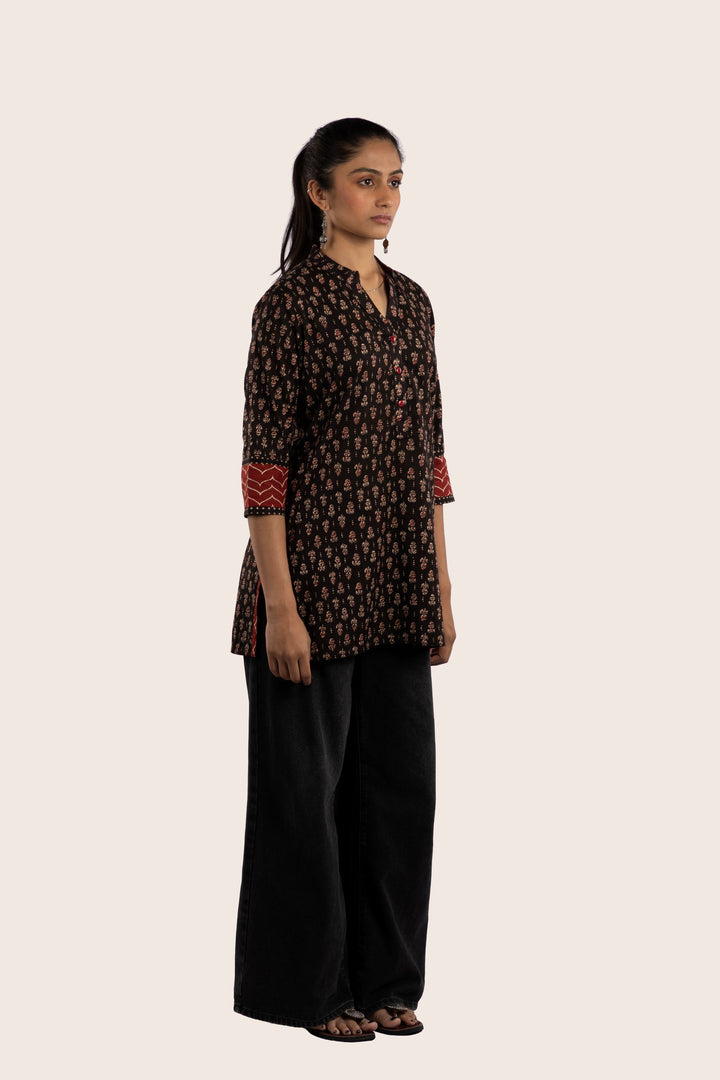 Verse black short kurti right view